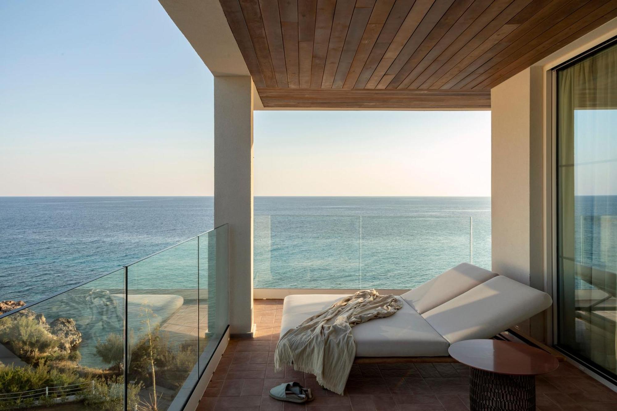 Suite Ocean mit Meerblick und Badewanne auf der Terrasse